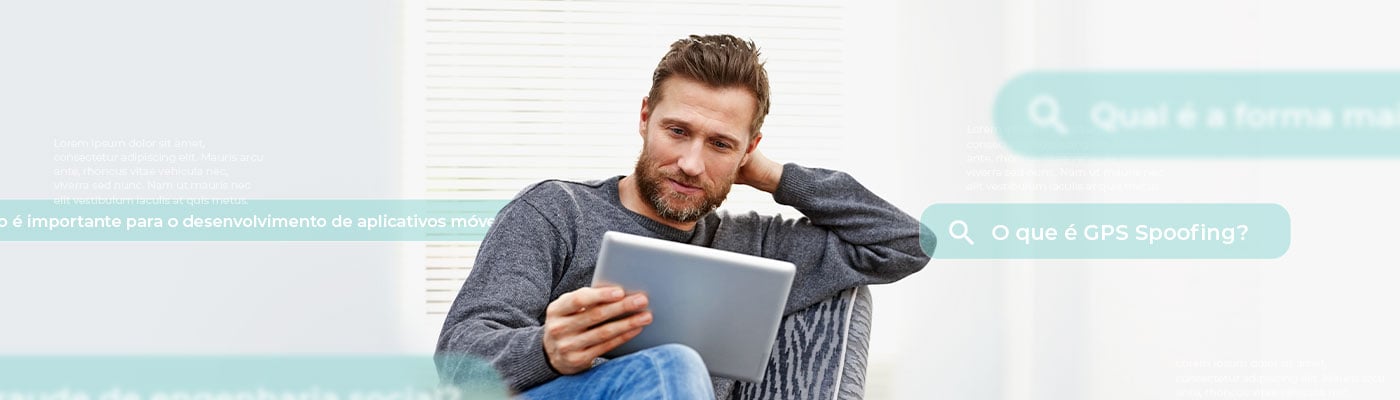 Homem usando notebook para pesquisar assuntos relacionados a autenticação mobile